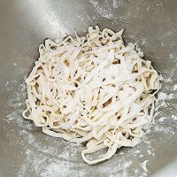 Illustration of how to make noodles with flour paste 3