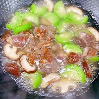 #primary and middle school students nutritious meal#Illustration of how to make mushroom and loofah meat slices soup 7