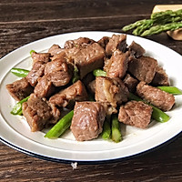 Illustration of how to make stir-fried beef cubes with asparagus 10