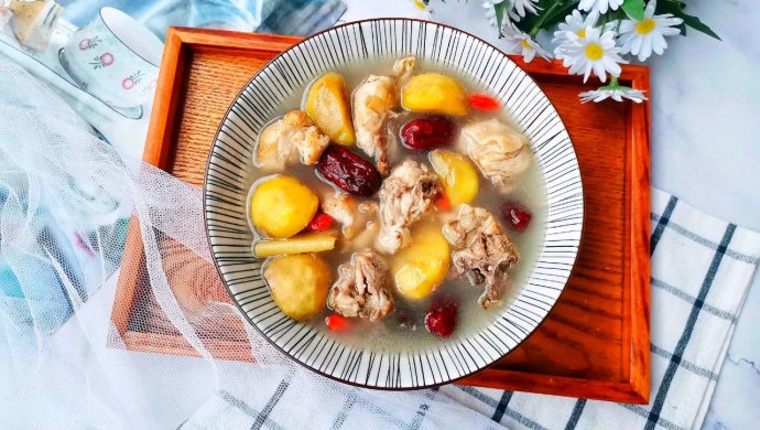 Chestnut stewed chicken