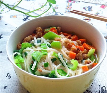 Vegetable and minced meat noodles