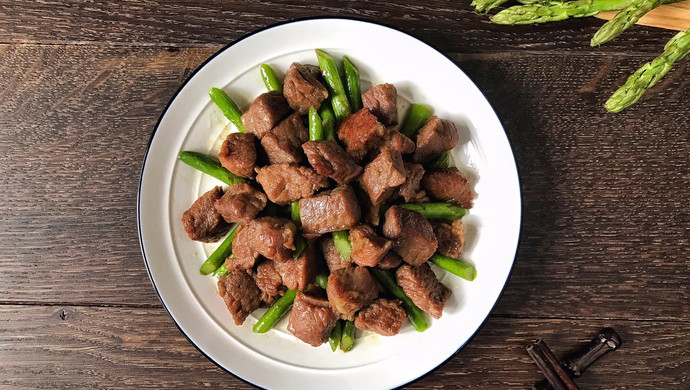 Stir-fried beef cubes with asparagus