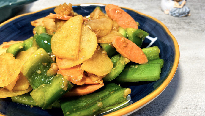 Ham, green pepper and potato slices