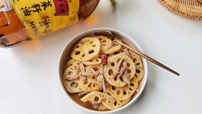 Spicy and fragrant fried lotus root slices