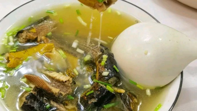 Astragalus and eel soup