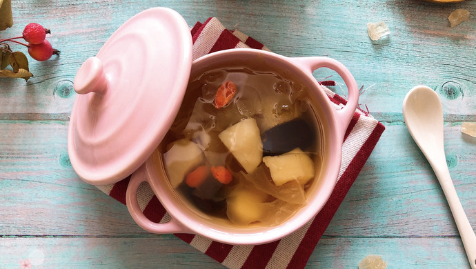 Water chestnut, snow pear and white fungus soup