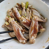 Illustration of how to make typhoon shelter chicken wings 1