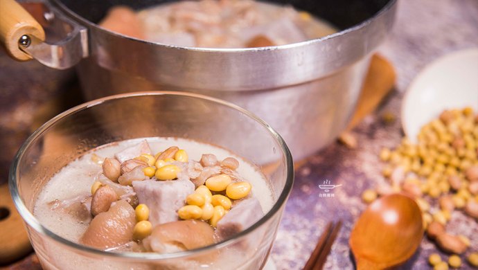 Soybean Hoof Flower Soup