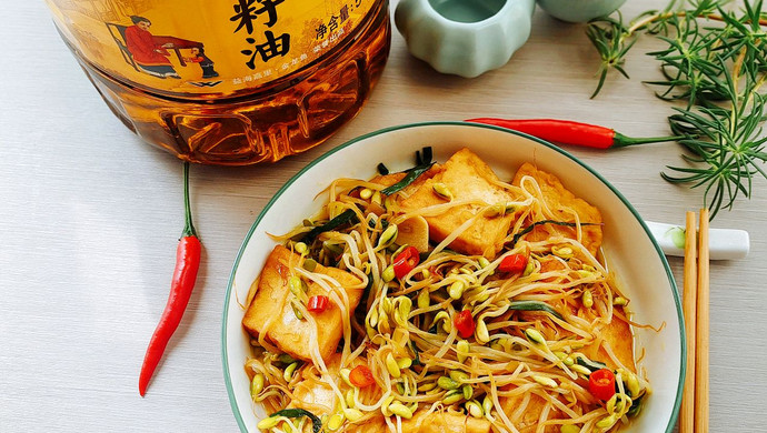 Bean sprouts stewed with tofu