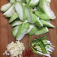 Illustration of how to make stir-fried fungus with luffa 2