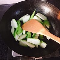 Illustration of how to make loofah and shrimp skin soup 3