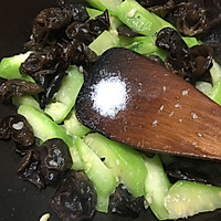 Illustration of how to stir-fry luffa and fungus 6