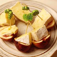 3 types of Brie, Comté and Saint-Paulin cheeses Illustration of how to eat breakfast 2