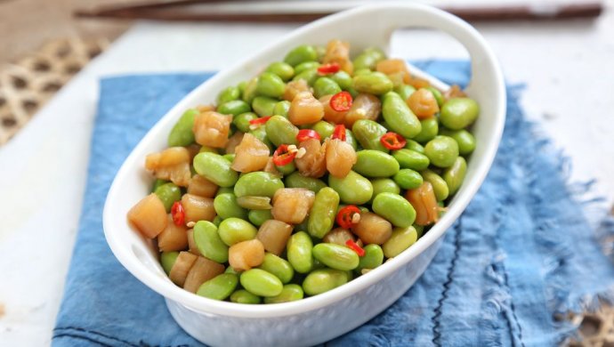 Scallops and seared edamame