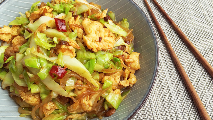 Fried eggs with cabbage and vermicelli