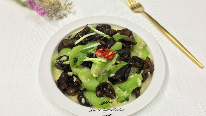 Stir-fried fungus with loofah