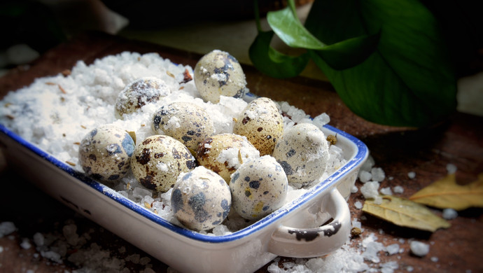 Oven salt-baked quail eggs