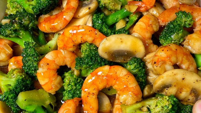 Low-calorie and delicious stir-fried shrimps with broccoli and mushrooms