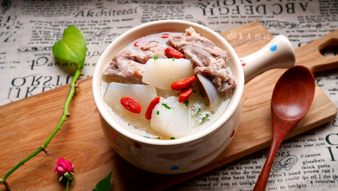 Radish and wolfberry tube bone soup