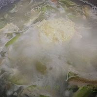 Illustration of how to make ginger, chicken, loofah and egg drop soup 4