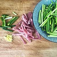 Illustration of how to make fried meat with garlic sprouts 1