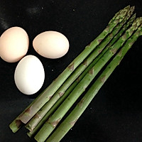 Illustration of how to make asparagus and scrambled eggs 1