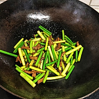 Illustration of how to make fried meat with garlic sprouts 3