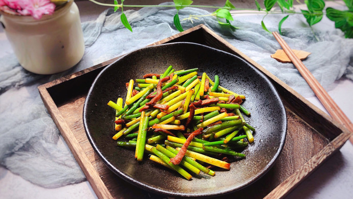 Fried pork with garlic sprouts