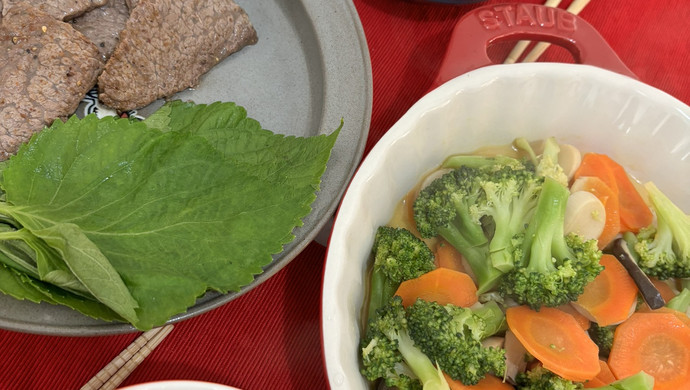 Roast beef breast and belly with perilla leaves, broccoli, king oyster mushrooms and carrots, rice a