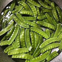 #Quick and nutritious, my family’s must-have winter dish# Dutch peas Illustration of how to make fried pork slices 1