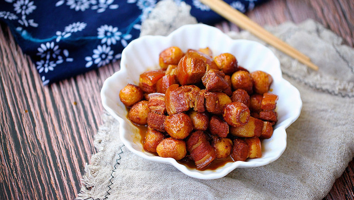 Braised pork and quail eggs