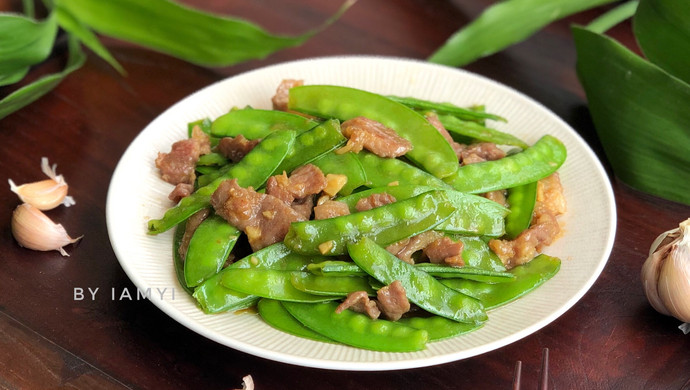 Stir-fried pork slices with snow peas