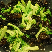 Weight loss meal: Illustration of how to make broccoli mixed with fungus 8