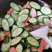 Illustration of how to make cucumber and ham sausage 7