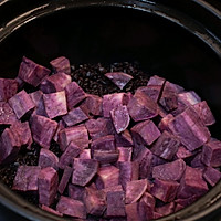 #一菜片白豆奶吃# nourishes blood and strengthens the spleen~ Black rice and purple sweet potato porridge! Recipe 3