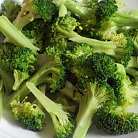 Weight loss meal: Illustration of how to make broccoli mixed with fungus 1