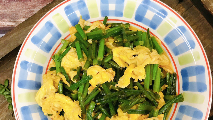 Fried eggs with chive flowers