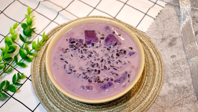 Nourishes blood and strengthens spleen~Black rice and purple sweet potato porridge