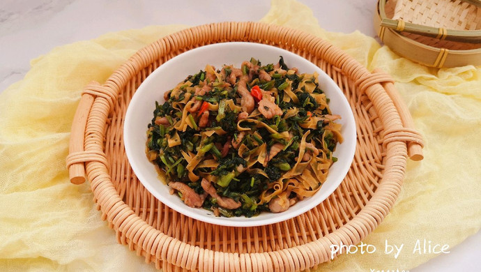 Stir-fried shredded pork with mustard greens