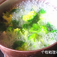 Illustration of how to make stir-fried garlic broccoli 2