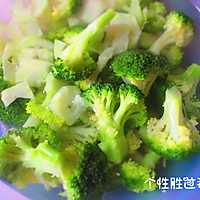 Illustration of how to make stir-fried garlic broccoli 3