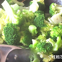 Illustration of how to make stir-fried garlic broccoli 5