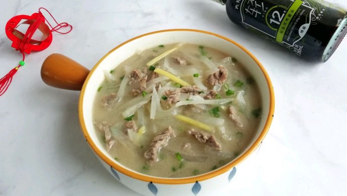 Beef soup with shredded radish