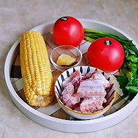 Illustration of how to make tomato and corn pork ribs soup 1