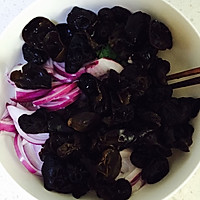 Illustration of how to make onions mixed with black fungus 4