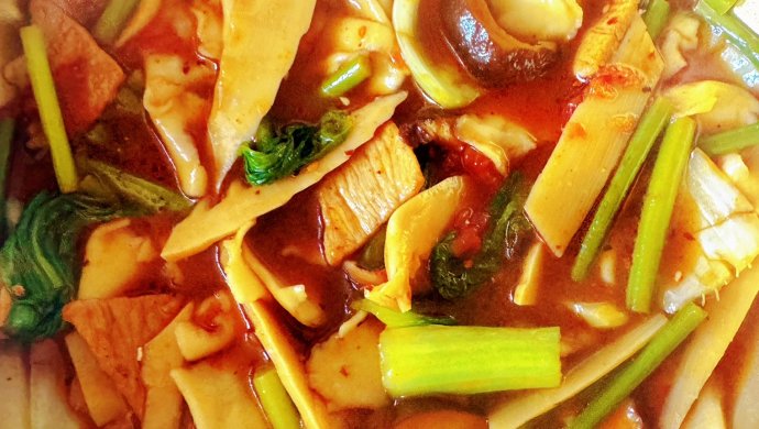 Tomato meat noodle soup