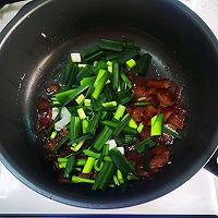 Illustration of how to stir-fry bacon with garlic sprouts 3