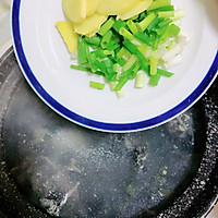 Illustration of how to make nourishing black-bone chicken and yam soup 8