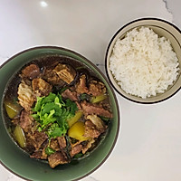 Illustration of how to stew beef brisket with potatoes in an electric pressure cooker without adding water or oil. 7