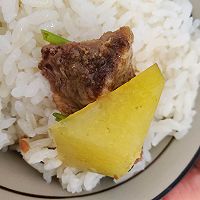 Illustration of how to stew beef brisket with potatoes in an electric pressure cooker without adding water or oil. 9